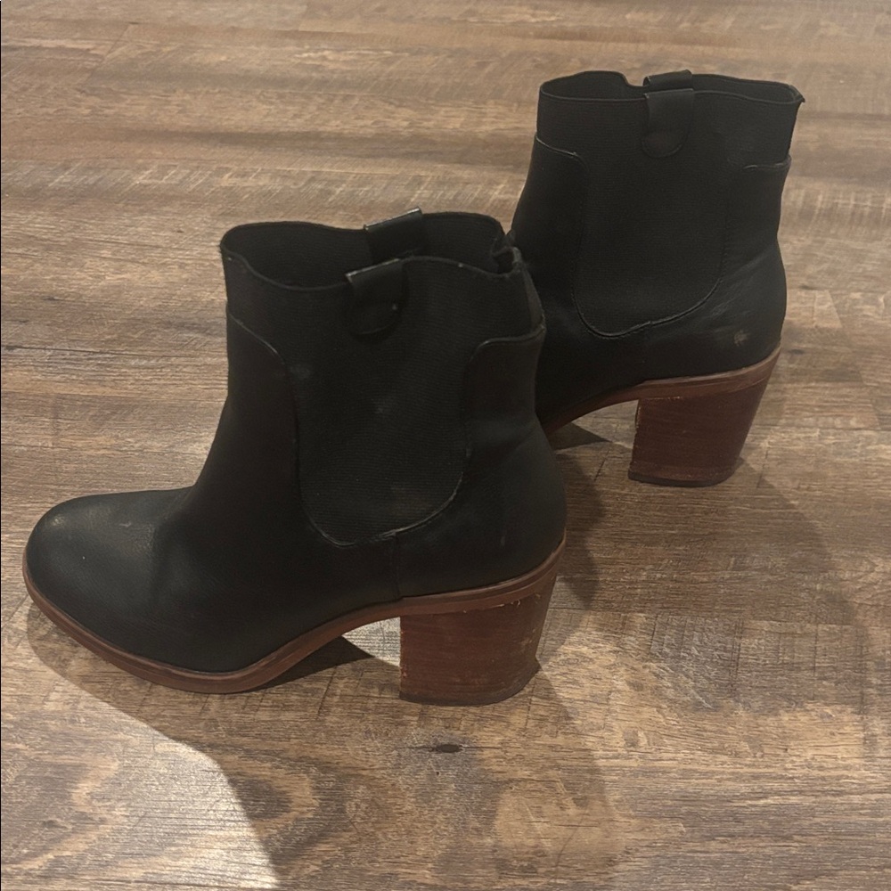 Kensie Black Ankle Boots with Brown Heel